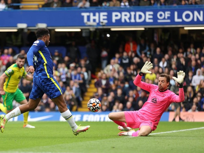 LONDON, ENGLAND - OCTOBER 23: Ben Chilwell and Reece James of Chelsea celebrate after victory in the Premier League match between Chelsea and Norwich City at Stamford Bridge on October 23, 2021 in London, England. (Photo by Shaun Botterill/Getty Images)