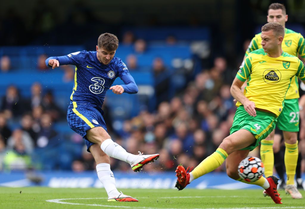 LONDON, ENGLAND - OCTOBER 23: Mason Mount of Chelsea celebrates after scoring their side's first goal during the Premier League match between Chelsea and Norwich City at Stamford Bridge on October 23, 2021 in London, England. (Photo by Shaun Botterill/Getty Images)