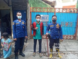 Damkar DKI Bongkar Selokan demi Ambil Kunci Motor yang Terjatuh