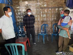 Guru di Ngawi Tinggal Serumah dengan Kambing, Pemkab Akan Bantu Bangun Rumah