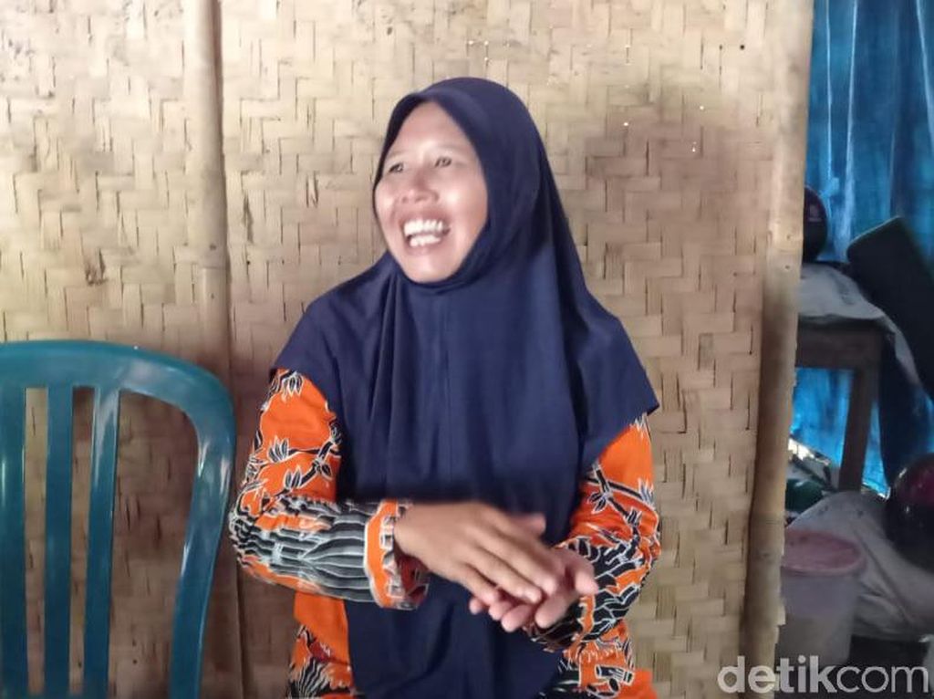 Kisah Guru Honorer di Ngawi Tinggal dengan Kambing & Bergaji Rp 350 Ribu