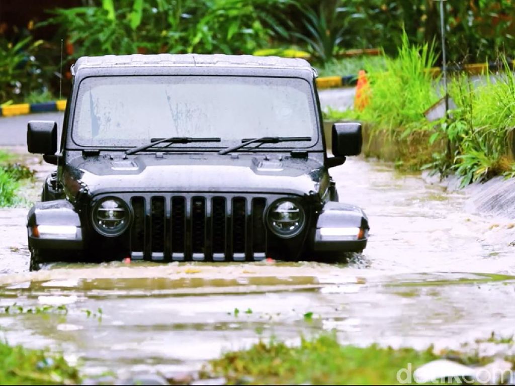 Jajal Jeep Gladiator di Trek Menantang