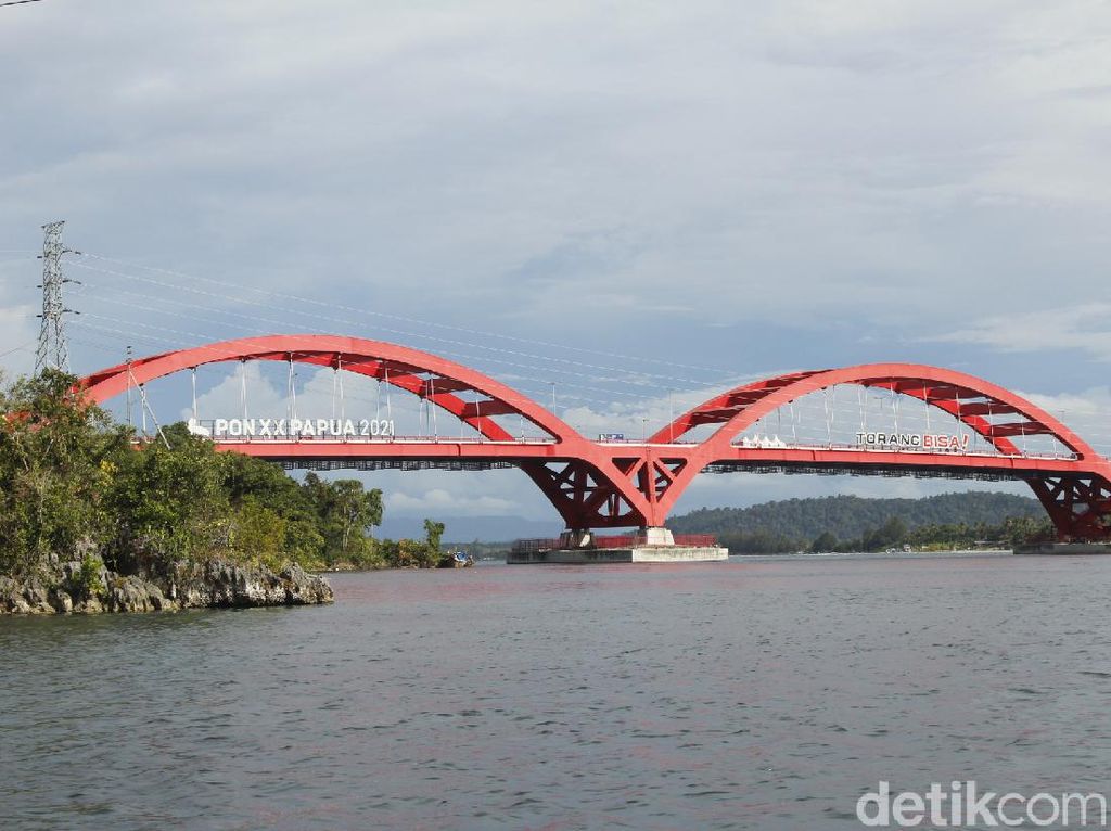 Bikin Susah Move On, Tengok Lagi Megahnya Jembatan Merah Youtefa Jayapura