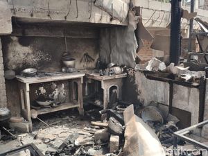 4 Lapak dan 2 Motor di Blitar Terbakar, Api dari Korsleting Pengecasan HP