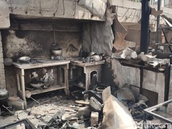 4 Lapak dan 2 Motor di Blitar Terbakar, Api dari Korsleting Pengecasan HP