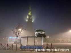 Sempat Bikin Geger! Misteri Mobil Van Nyangkut di Halte Bus Terpecahkan