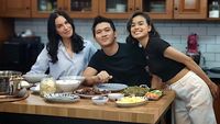Momen Eva Celia dan Sophia Latjuba Kompak Masak di Dapur