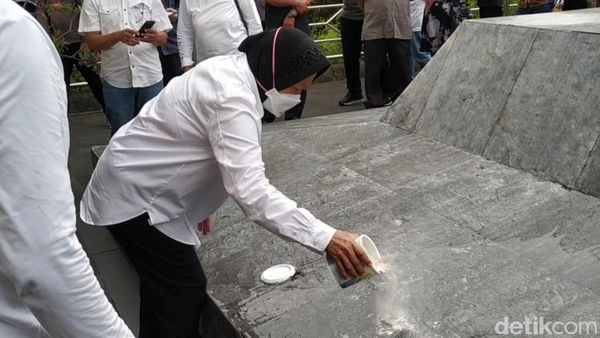 Momen Mensos Risma Ziarah ke Makam Bung Karno