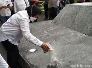 Momen Mensos Risma Percantik Makam Bung Karno