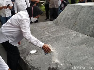 Momen Mensos Risma Ziarah ke Makam Bung Karno