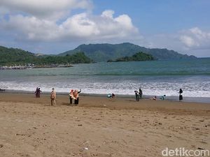 Nelayan Trenggalek Nekat Melaut Meski Cuaca Ekstrem di Teluk Prigi Nelayan Trenggalek Nekat Melaut Meski Cuaca Ekstrem di Teluk Prigi