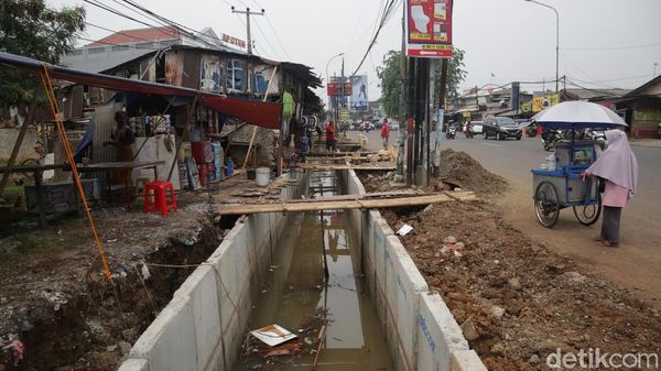 Pembangunan Saluran Air Jalan Pekayon Bekasi Terus Digenjot