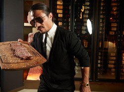 Pengunjung Restoran Salt Bae Kecewa Karena Diusir Saat Sedang Makan