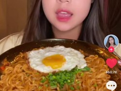 Sisca Kohl Masak Mie Pakai Telur Ceplok, Netizen: Akhirnya Makan Versi Rakyat!