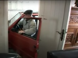 Mobil Cupu tapi Skil Suhu! Kakek 87 Tahun Jago Parkir di Garasi Sempit