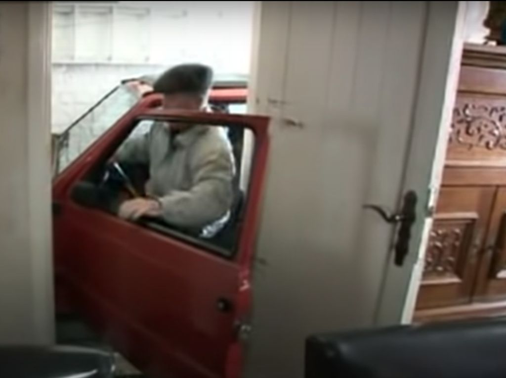 Mobil Cupu tapi Skil Suhu! Kakek 87 Tahun Jago Parkir di Garasi Sempit