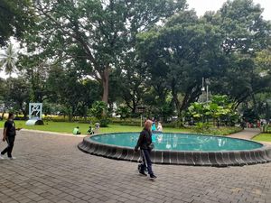 Senangnya Warga Bisa Olahraga-Bersantai di Taman Suropati yang Dibuka Lagi