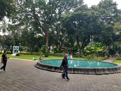 Senangnya Warga Bisa Olahraga-Bersantai di Taman Suropati yang Dibuka Lagi