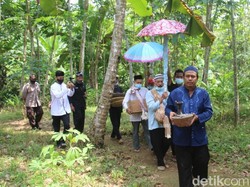Tradisi Ngikis dan Cuci Benda Pusaka di Ciamis