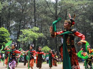 Aksi Ribuan Penari Tampilkan Tari Ibing Pencug Ewag di Gunung Puntang
