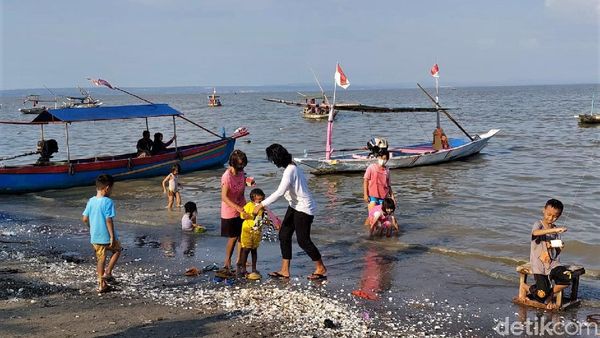Begini Ramainya Pantai Kenjeran Saat Akhir Pekan