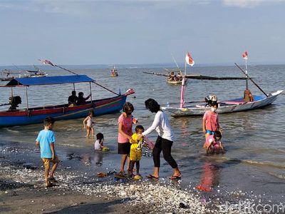 Begini Ramainya Pantai Kenjeran Saat Akhir Pekan