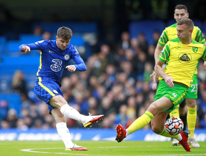 Chelsea vs Norwich Chelsea's Mason Mount, left, scores his side's opening goal during the English Premier League soccer match between Chelsea and Norwich City at Stamford Bridge Stadium in London, Saturday, Oct. 23, 2021. (AP Photo/Ian Walton)