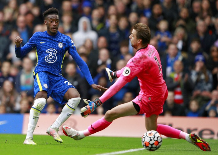 Chelsea vs Norwich Chelsea's Callum Hudson-Odoi, left, scores his side's second goal during the English Premier League soccer match between Chelsea and Norwich City at Stamford Bridge Stadium in London, Saturday, Oct. 23, 2021. (AP Photo/Ian Walton)