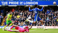 Proses gol Reece James yang bikin Chelsea menutup babak pertama dengan skor 3-0. (Foto: AP/Ian Walton)