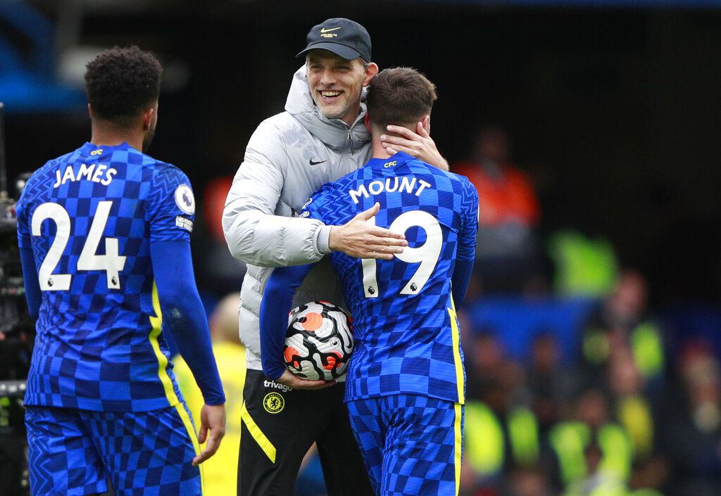 Chelsea's head coach Thomas Tuchel, center, celebrates with Chelsea's Mason Mount, right, at the end of the English Premier League soccer match between Chelsea and Norwich City at Stamford Bridge Stadium in London, Saturday, Oct. 23, 2021. (AP Photo/Ian Walton)
