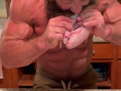 Demi Badan Kekar, Pria Ini Rela Makan Testis Banteng Mentah