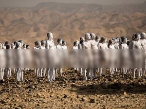 Ratusan Pria dan Wanita Telanjang Bulat di Gurun Israel, Ada Apa? Ratusan Pria dan Wanita Telanjang Bulat di Gurun Israel, Ada Apa?