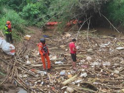 Arus Deras dan Tumpukan Sampah Halangi Pencarian Bocah Tenggelam di Kali Angke