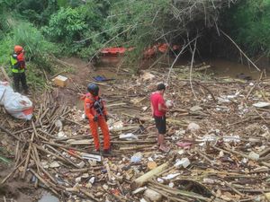 Arus Deras dan Tumpukan Sampah Halangi Pencarian Bocah Tenggelam di Kali Angke Arus Deras dan Tumpukan Sampah Halangi Pencarian Bocah Tenggelam di Kali Angke