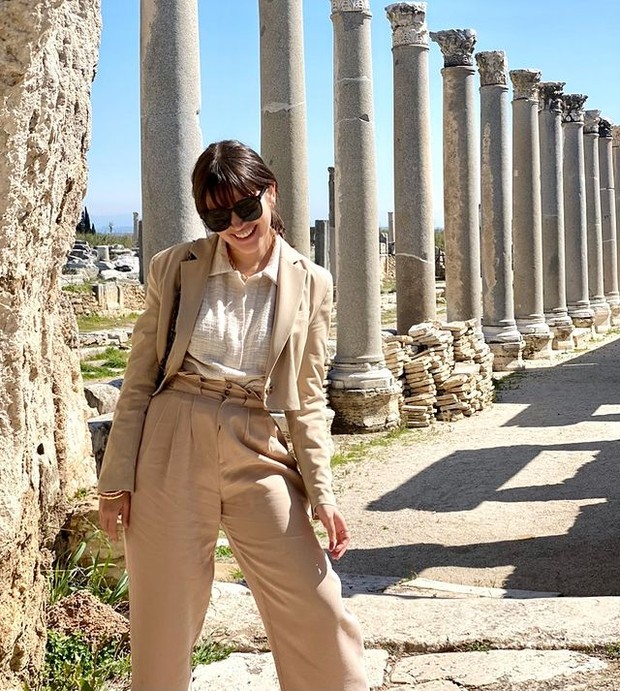 Kesan semi formal akan mudah didapatkan dengan outfit ini.