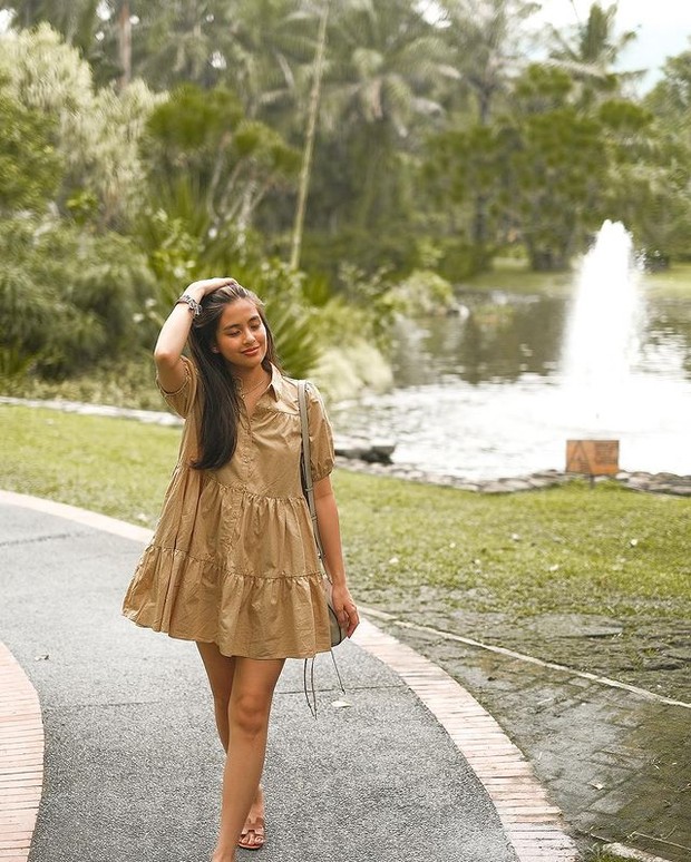 Dress simpel dengan warna nude.