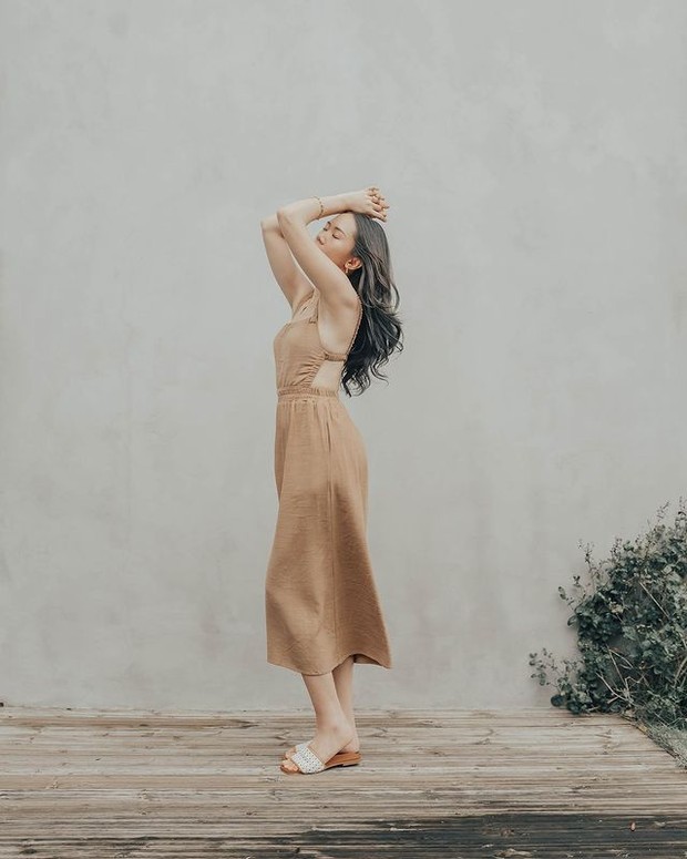 Dress seperti apron yang mudah dipadukan.