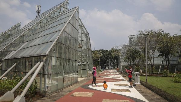 Kembali Dibuka, Begini Suasana di Taman Jakarta Saat Akhir Pekan