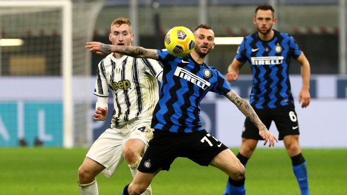 MILAN, ITALY - FEBRUARY 02: Marcelo Brozovic of Internazionale holds off Dejan Kulusevski of Juventus during the Coppa Italia semi-final match between FC Internazionale and Juventus at Stadio Giuseppe Meazza on February 02, 2021 in Milan, Italy. Sporting stadiums around Italy remain under strict restrictions due to the Coronavirus Pandemic as Government social distancing laws prohibit fans inside venues resulting in games being played behind closed doors. (Photo by Marco Luzzani/Getty Images)