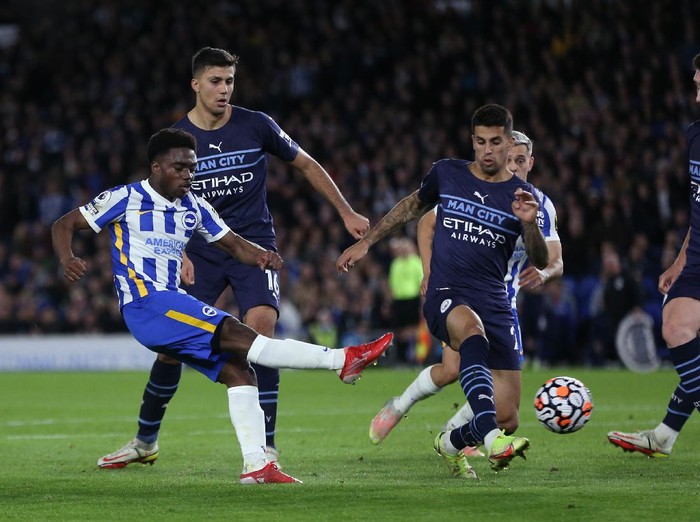 BRIGHTON, ENGLAND - OCTOBER 23: Tariq Lamptey of Brighton & Hove Albion shoots at goal during the Premier League match between Brighton & Hove Albion and Manchester City at American Express Community Stadium on October 23, 2021 in Brighton, England. (Photo by Steve Bardens/Getty Images)