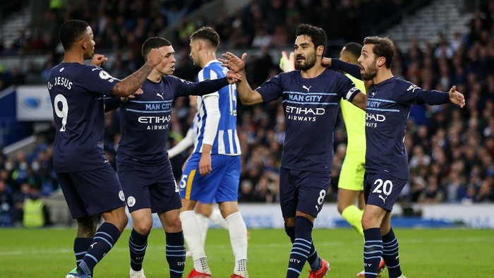 BRIGHTON, ENGLAND - OCTOBER 23: Ilkay Guendogan celebrates with teammates Gabriel Jesus, Phil Foden and Bernardo Silva of Manchester City after scoring their teams first goal during the Premier League match between Brighton & Hove Albion and Manchester City at American Express Community Stadium on October 23, 2021 in Brighton, England. (Photo by Steve Bardens/Getty Images)