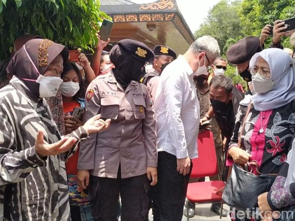 Risma ke Peternak Soal Telur Bukan Kewenangannya: Mosok Sampean Tego Aku Dipenjara Risma ke Peternak Soal Telur Bukan Kewenangannya: Mosok Sampean Tego Aku Dipenjara