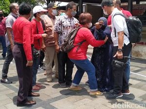 Saat Emak-Emak Peternak Blitar Menangis Histeris Ingin Curhat Ketemu Risma