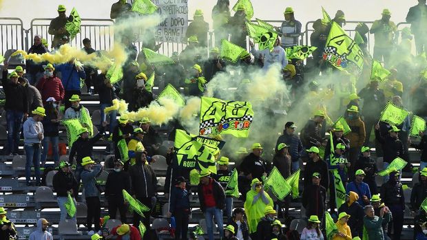 MotoGP - Emilia Romagna Grand Prix - Misano World Circuit Marco Simoncelli, Misano, Italy - October 24, 2021 Valentino Rossi fans with flares REUTERS/Jennifer Lorenzini