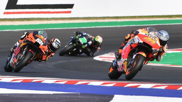 MotoGP - Emilia Romagna Grand Prix - Misano World Circuit Marco Simoncelli, Misano, Italy - October 24, 2021 Repsol Honda's Pol Espargaro and Red Bull KTM Factory Racing's Miguel Oliveira in action during the race REUTERS/Jennifer Lorenzini