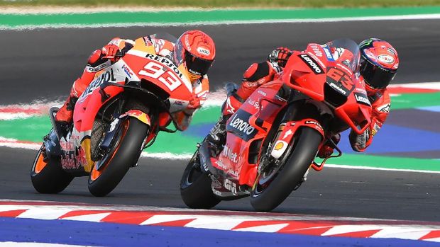 MotoGP - Emilia Romagna Grand Prix - Misano World Circuit Marco Simoncelli, Misano, Italy - October 24, 2021 Ducati Lenovo Team's Francesco Bagnaia and Repsol Honda's Marc Marquez in action during the race REUTERS/Jennifer Lorenzini