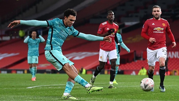 MANCHESTER, ENGLAND - JANUARY 24: Trent Alexander-Arnold of Liverpool has a shot at goal during The Emirates FA Cup Fourth Round match between Manchester United and Liverpool at Old Trafford on January 24, 2021 in Manchester, England. Sporting stadiums around the UK remain under strict restrictions due to the Coronavirus Pandemic as Government social distancing laws prohibit fans inside venues resulting in games being played behind closed doors. (Photo by Laurence Griffiths/Getty Images)