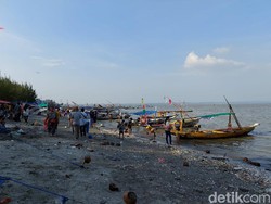 Warga Jubeli Pantai Kenjeran Saat Weekend, Tapi Banyak yang Tak Pakai Masker