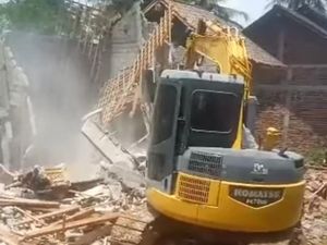 Viral Rumah Dibongkar di Trenggalek Gegara Kisruh Rumah Tangga Viral Rumah Dibongkar di Trenggalek Gegara Kisruh Rumah Tangga