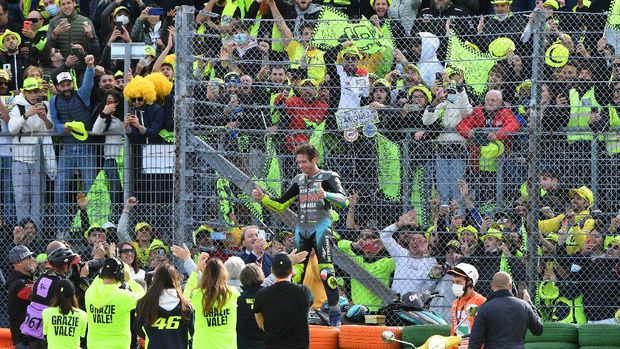 MotoGP - Emilia Romagna Grand Prix - Misano World Circuit Marco Simoncelli, Misano, Italy - October 24, 2021 Petronas Yamaha SRT's Valentino Rossi reacts with fans after the race REUTERS/Jennifer Lorenzini